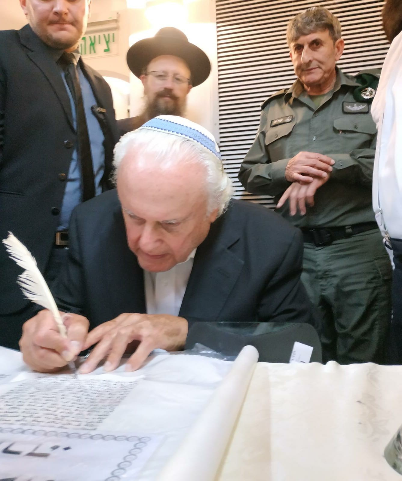 תרם 22 ספרי תורה לעילוי נשמת אנשים שלא הכיר
