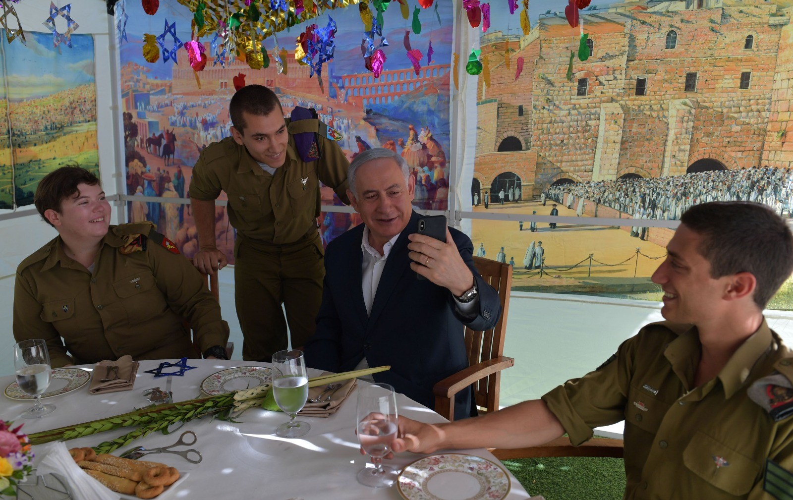 ראש הממשלה אירח בסוכתו חיילים בודדים