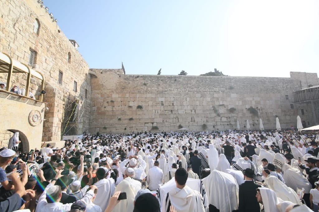 ברכת כהנים בכותל המערבי: הצטרפו לשידור החי
