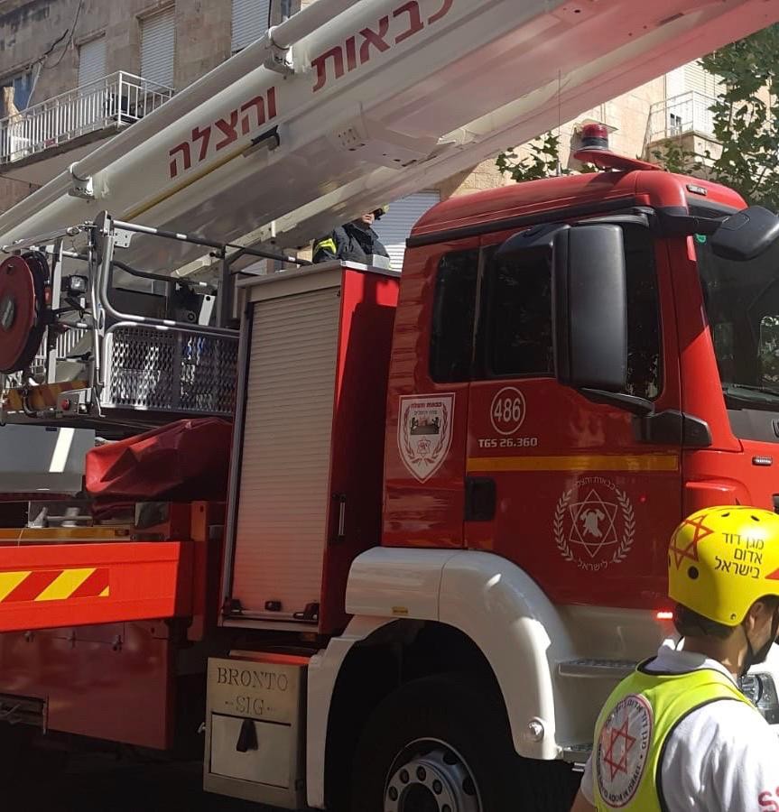 גבר כבן 70 נלכד ברכבו מתחת למים ונהרג