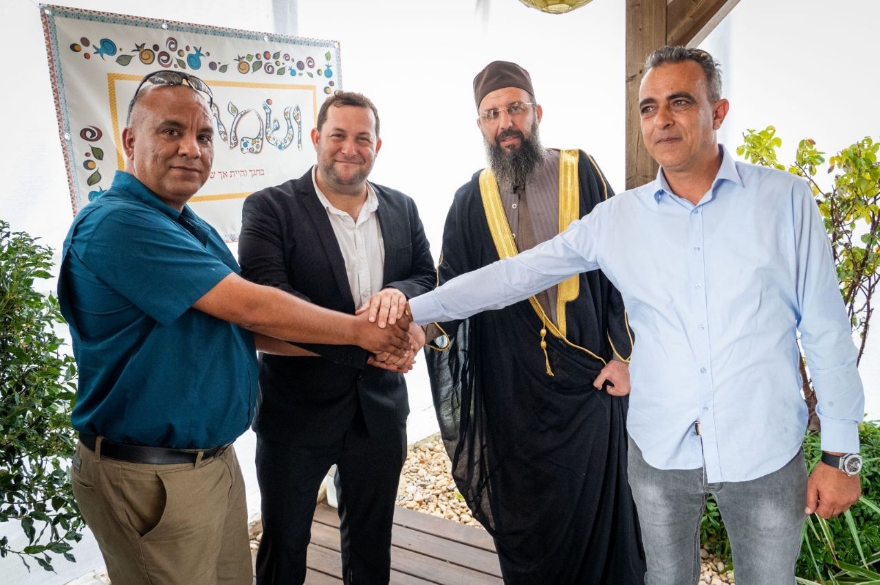 משלחת פלסטינית בסוכה בשומרון: "מוצאים אלטרנטיבה לדרך אוסלו"