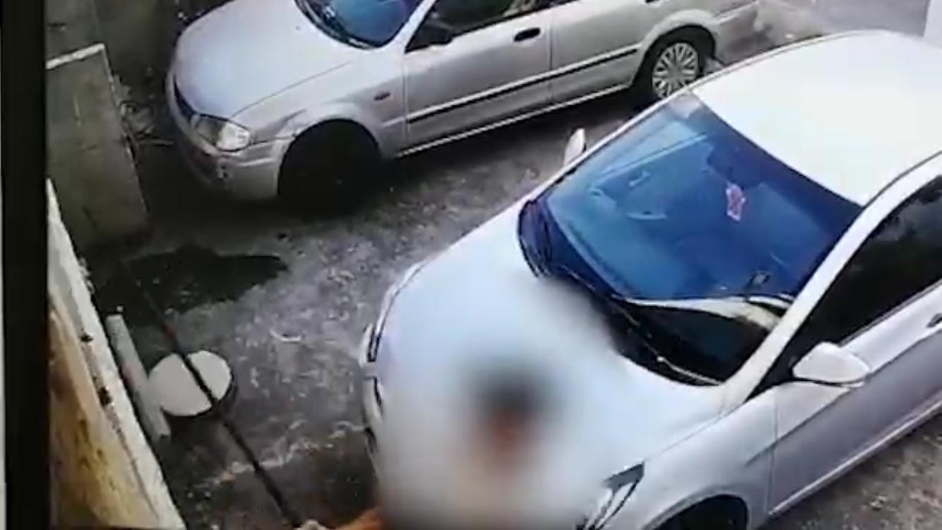 צפו: 4 תושבי כפר כנא תוקפים עם מוטות ברזל