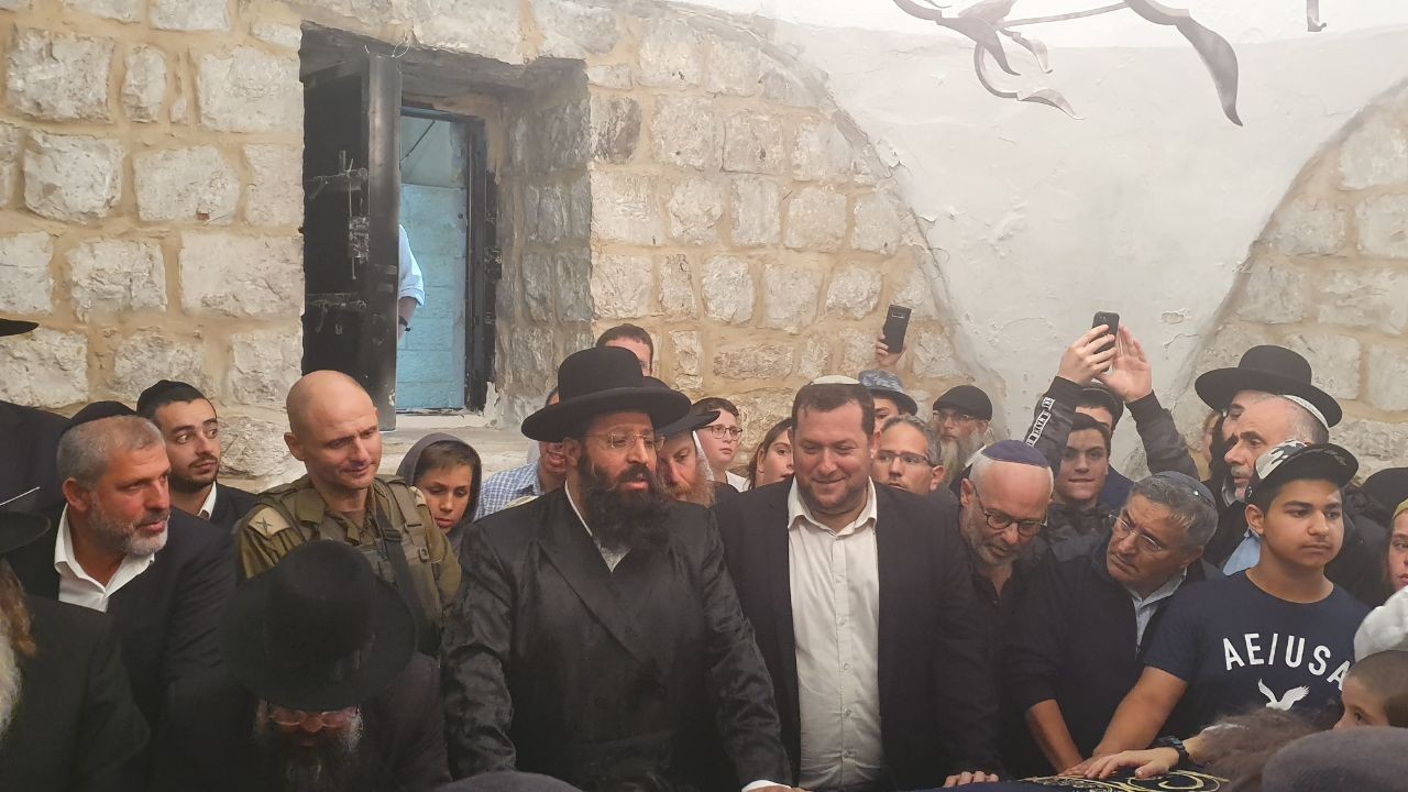 צפו: יהודים רוקדים בקבר יוסף בשכם