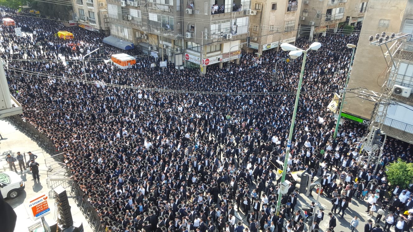 הרב קרליץ זצ"ל: רבבות במסע הלוויה