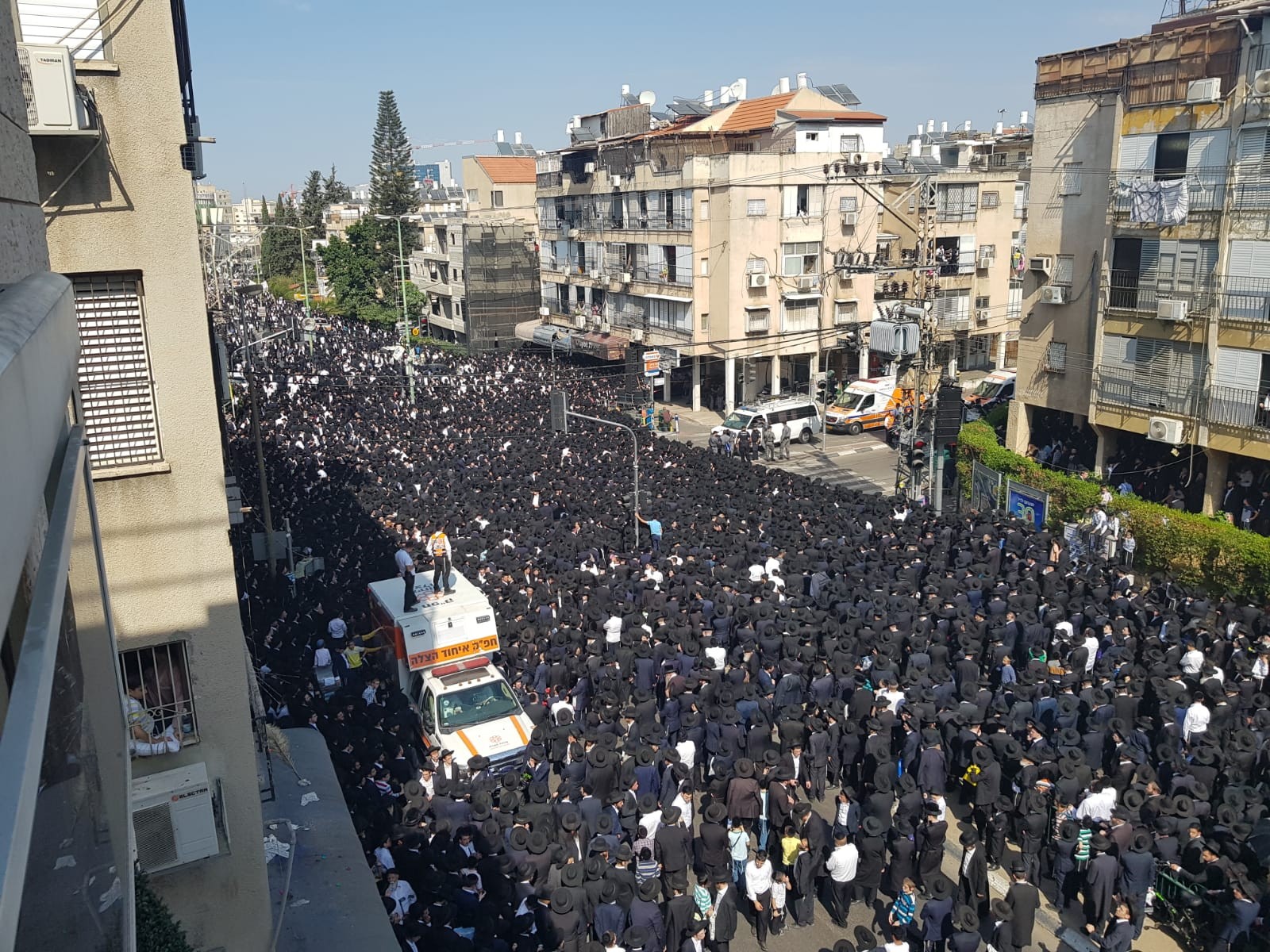 שידור חי: מסע הלוויה של הרב ניסים קרליץ זצ"ל