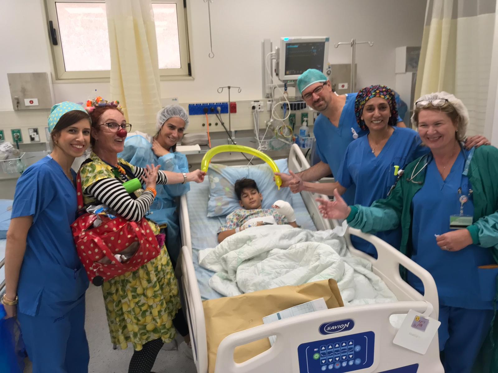 צפו: בן ה-12 יצא מניתוח - הצוות בביה"ח קפלן חגג לו יום הולדת