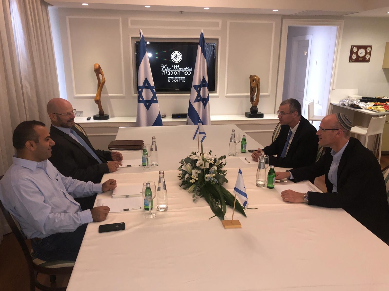 פגישת הליכוד וכחול לבן