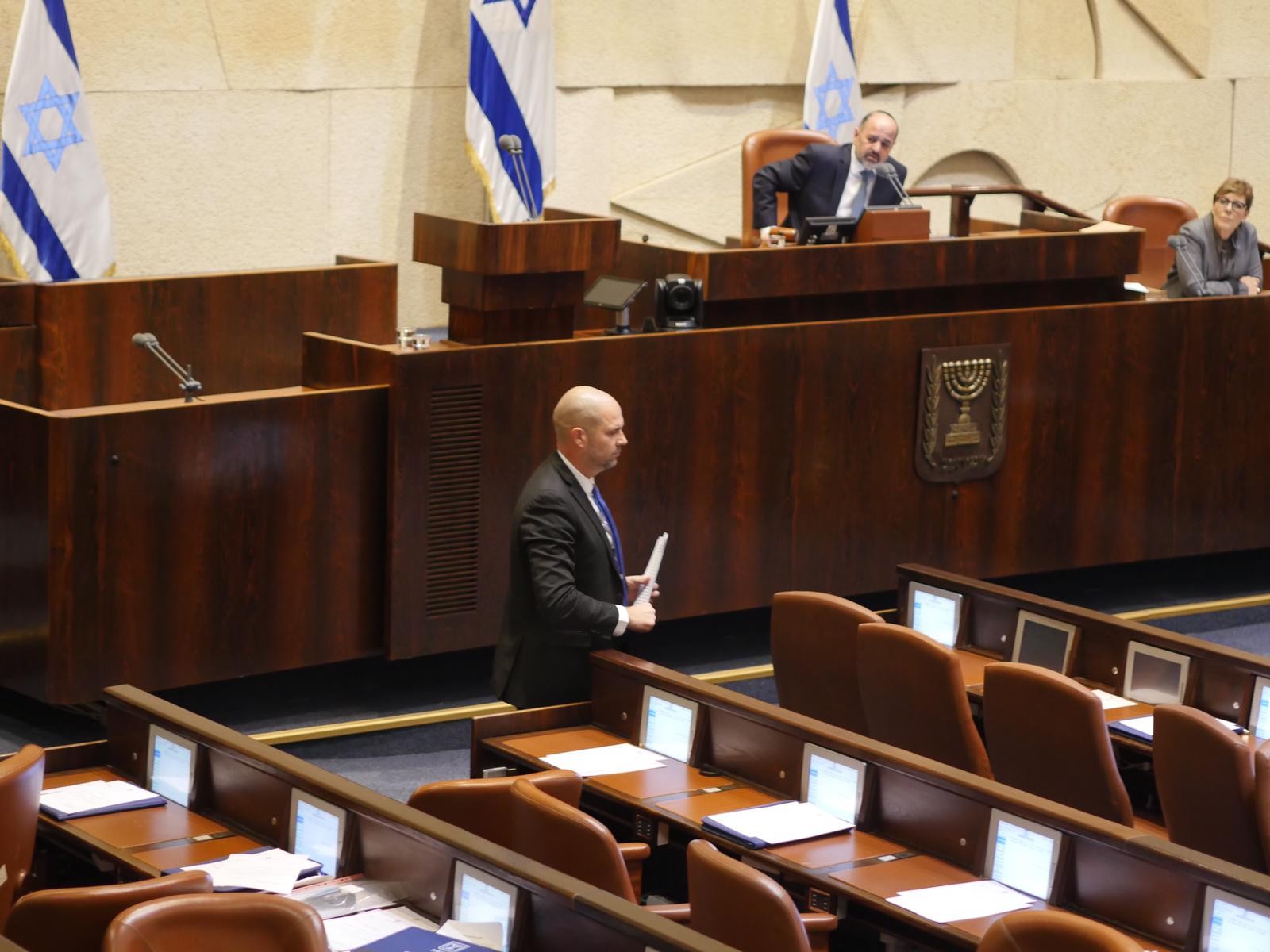 השר אוחנה חשף פרטים האסורים בפרסום בנוגע לחקירתו של ניר חפץ