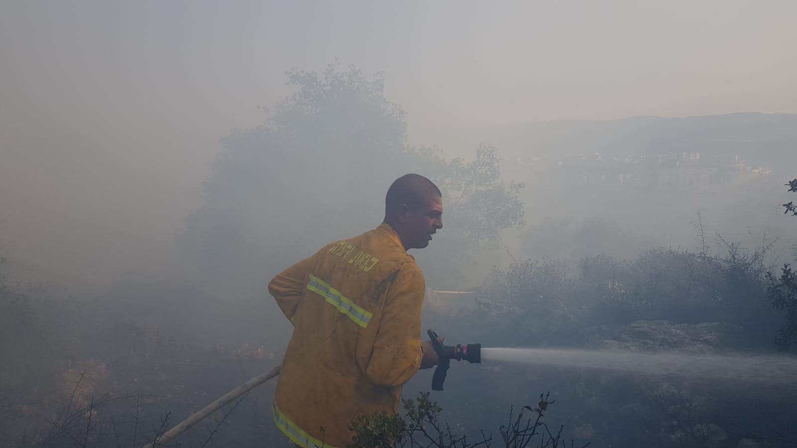 שריפה משתוללת באזור צור הדסה – מטוסי כיבוי פועלים במקום | צפו