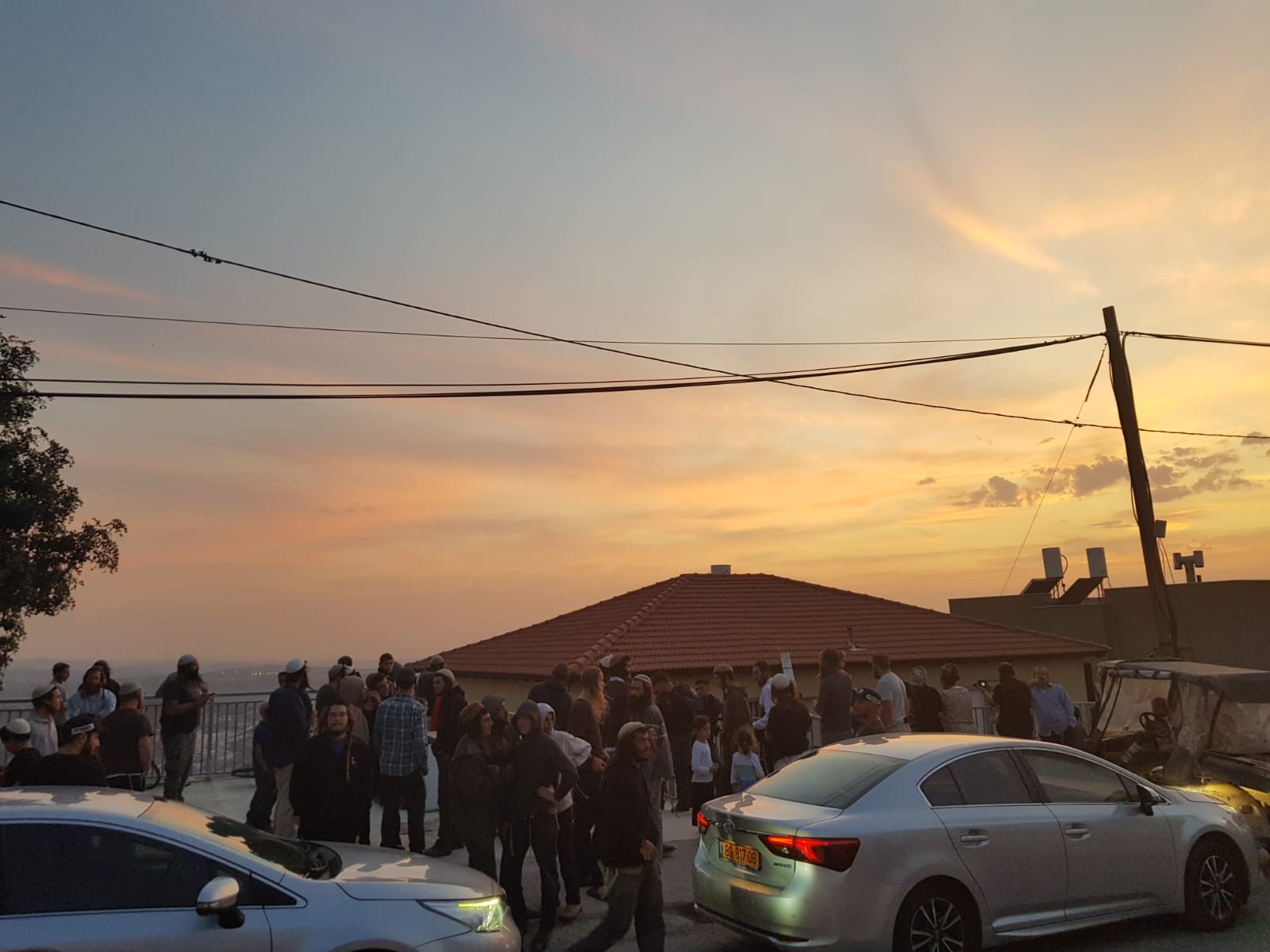 יצהר: כוחות משטרה גדולים מקיפים בית במרכז היישוב | צפו