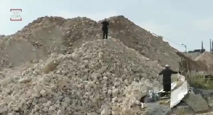 הזוי: שוטר זורק אבנים על מפגין חרדי