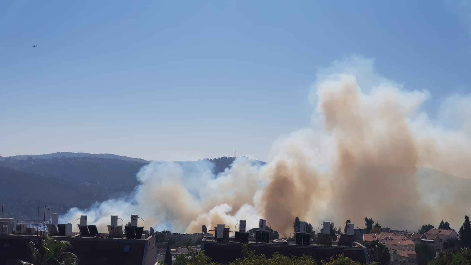 שריפה במבשרת ציון מאיימת על בתי תושבים