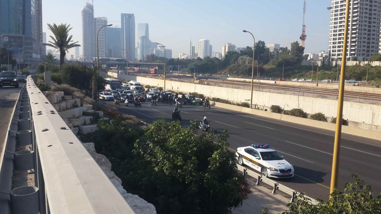 מחאת רוכבי האופנוע גורמת לפקקים בכביש איילון