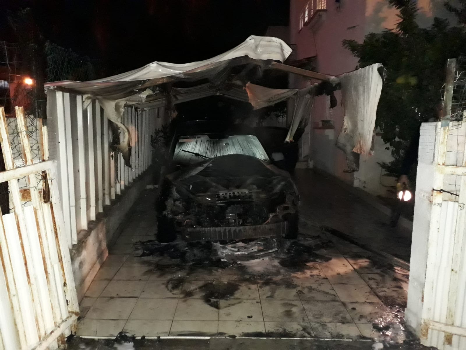 שני רכבים הוצתו בשכונה היהודית ברמלה. התושבים: "סגירת חשבון"