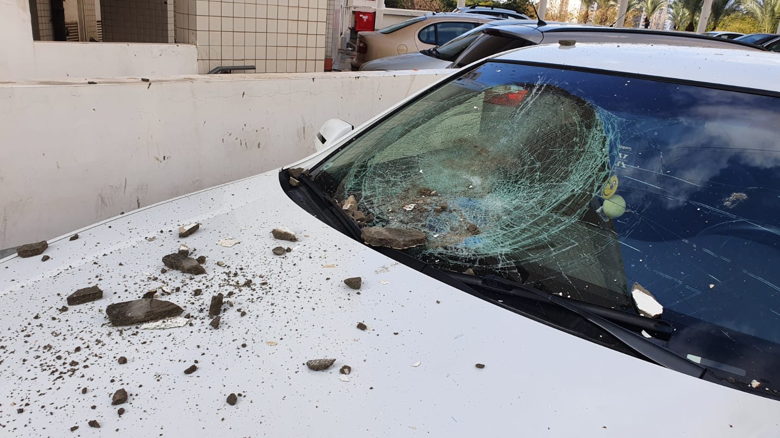 חתיכת בטון נפלה מבניין על רכב באשדוד