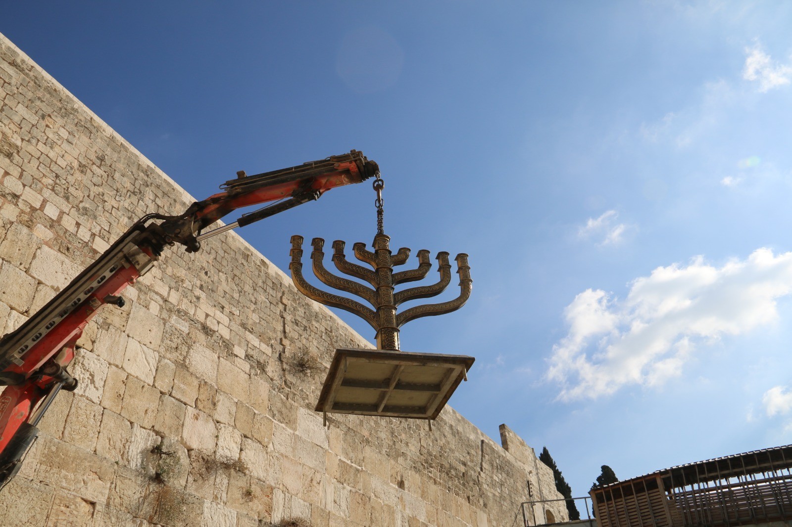 הבוקר הוצבה החנוכייה המסורתית ברחבת הכותל המערבי