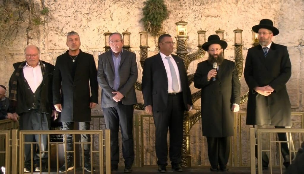 ברחבת הכותל הדליקו נר ראשון של חנוכה
