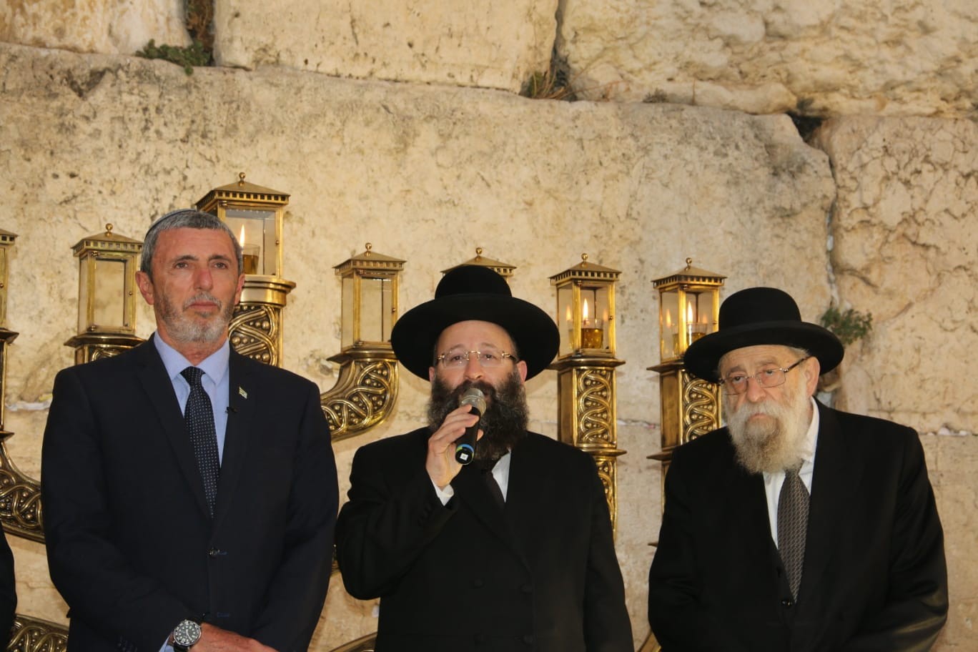 ברחבת הכותל הדליקו נר שני של חנוכה - הוקרה לניצולי שואה