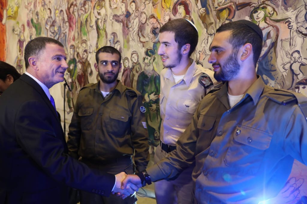 יו"ר הכנסת בהדלקת הנרות במשכן: "עלינו לחדש תחושת אמונה בצדקת הדרך ובאחדות הלאומית"