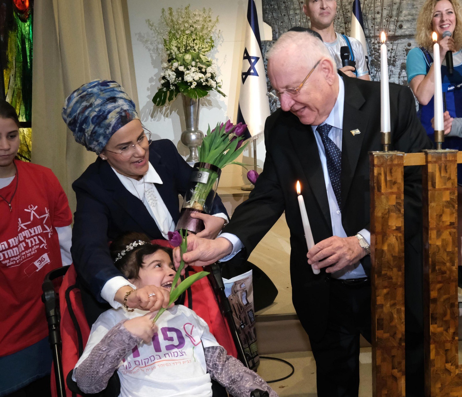 נשיא המדינה הדליק נר שמיני עם ילדי החינוך המיוחד