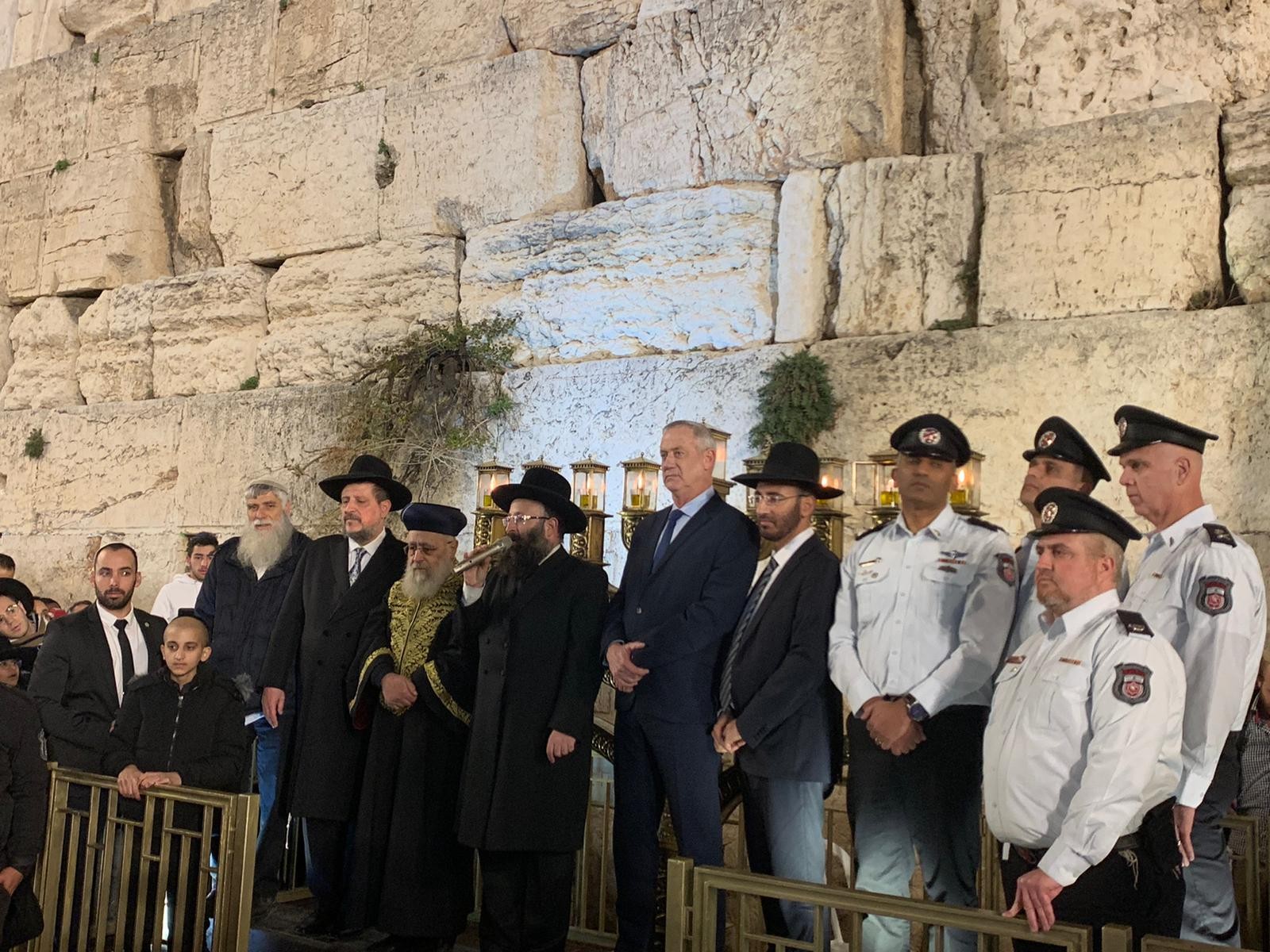 למרות דרישת נשות הכותל. גנץ הגיע להדלקת החנוכיה