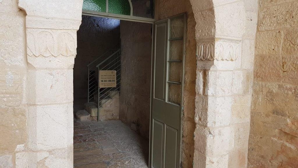 הושחתה המזוזה בקבר שמואל הנביא על ידי פורעים