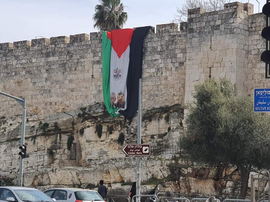 בזיון: דגל אש"ף על חומות ירושלים
