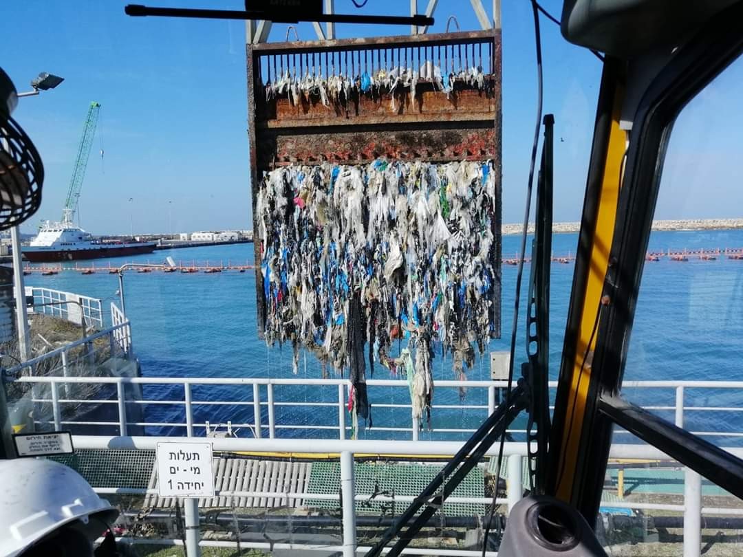 צפו: חברת החשמל מפנה עשרות טונות של פסולת מהים