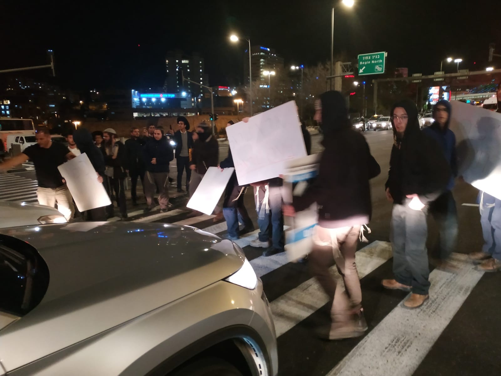 עשרות מפגינים חוסמים את הכניסה לירושלים