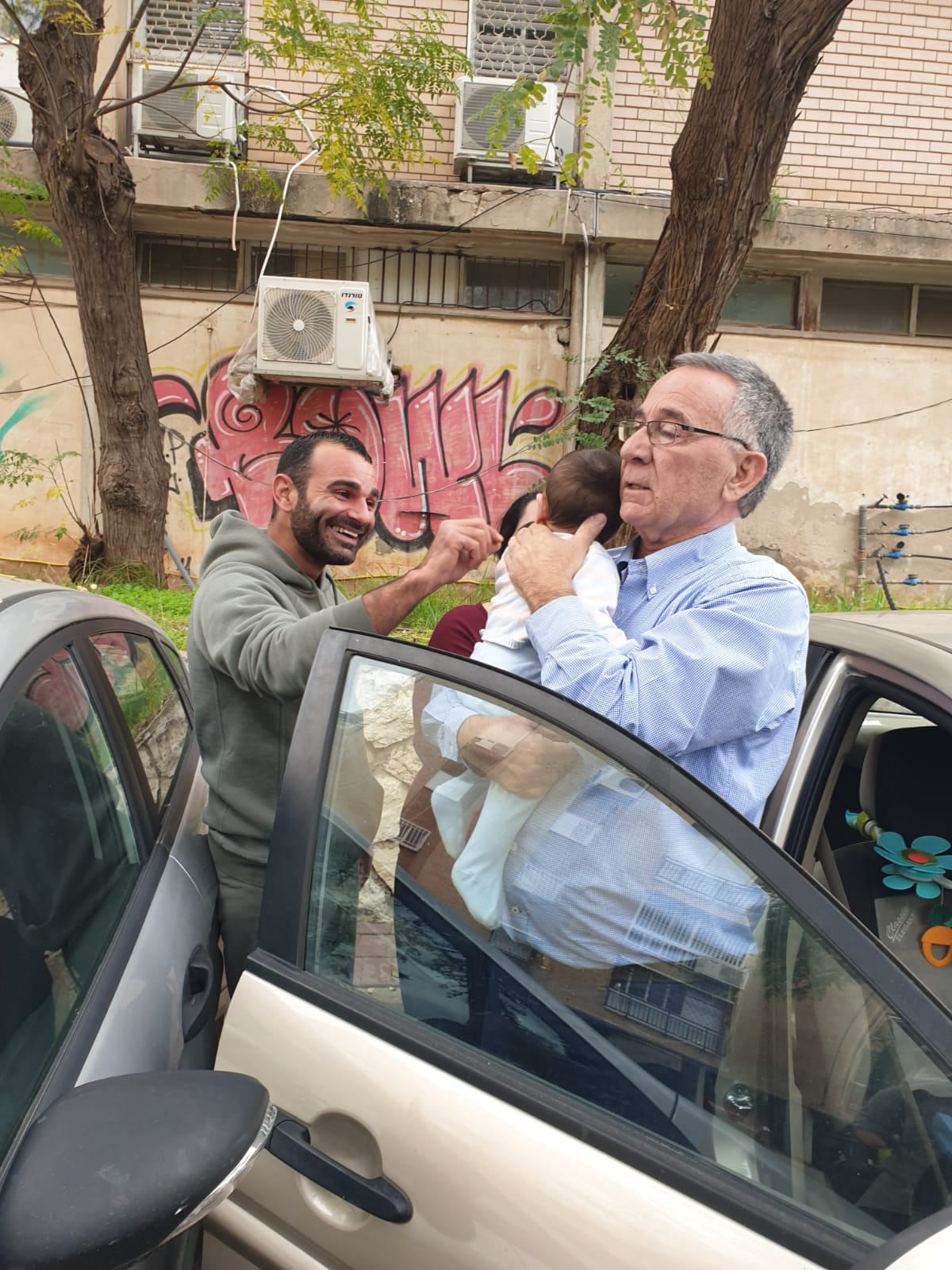 ראש עיריית הרצליה סייע לחלץ תינוקת מרכב
