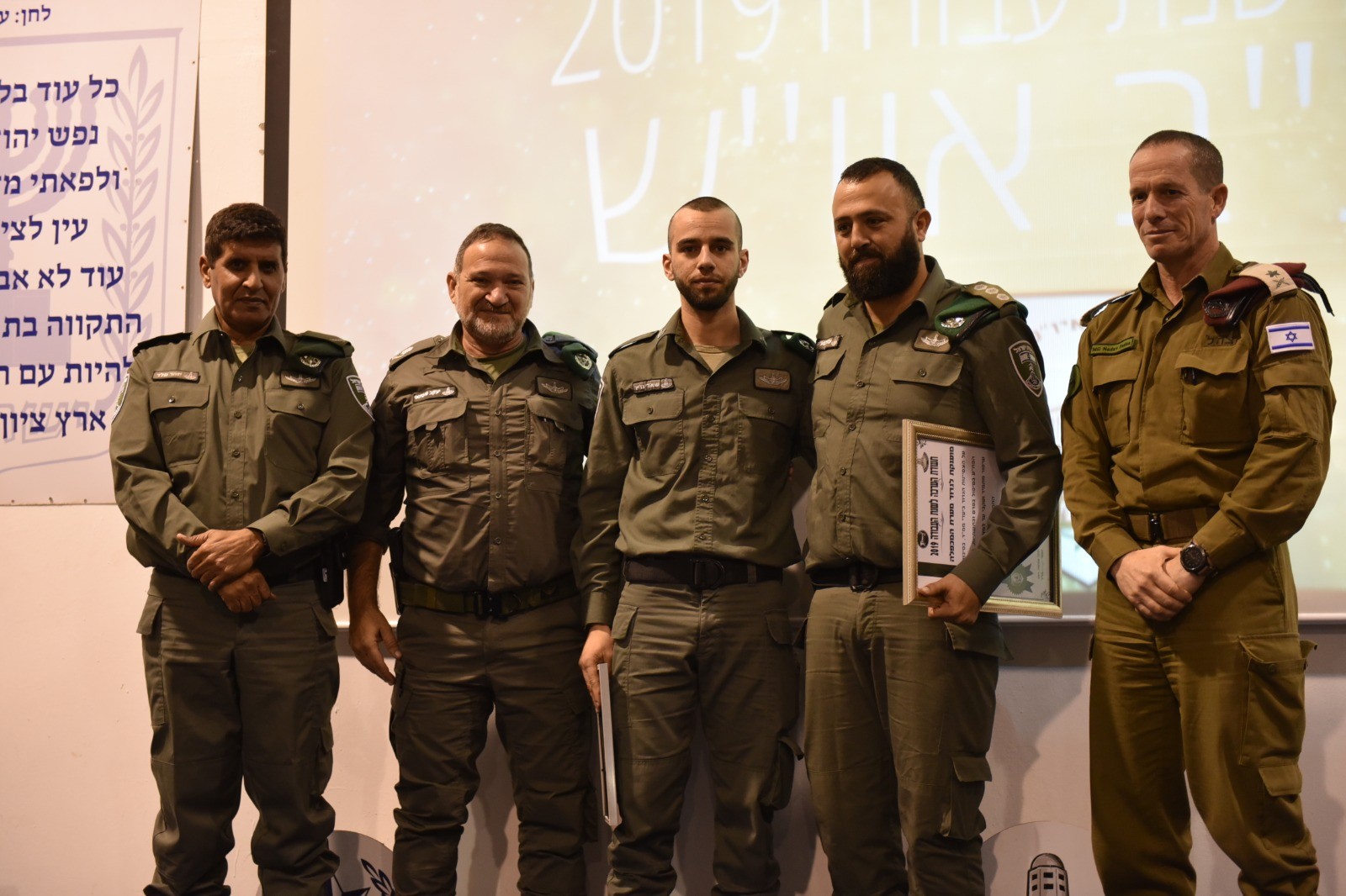 תעודת הוקרה ללוחם שסיכל פיגוע דקירה