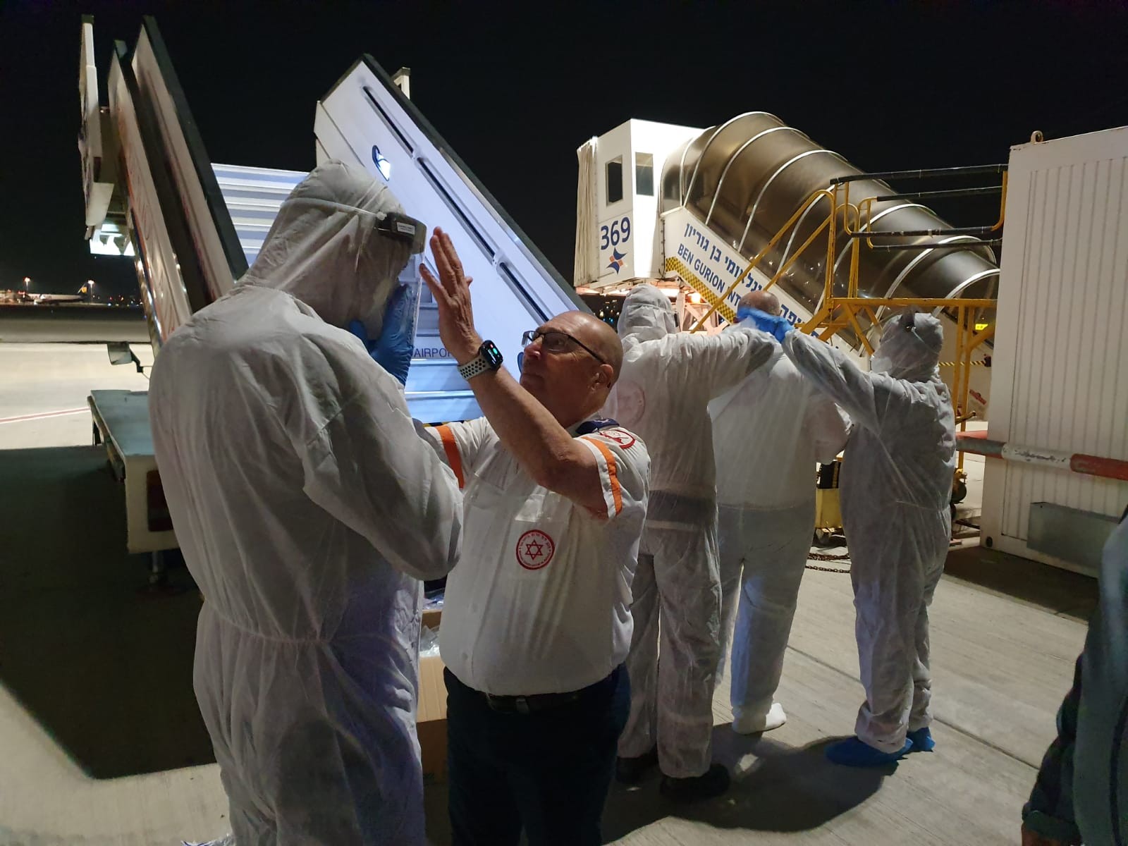 צוותי מד"א מפנים לבידוד ביתי ישראלים שחזרו מקוריאה