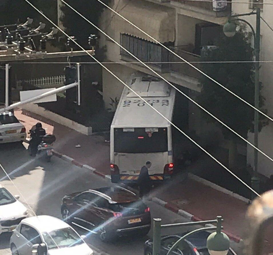 צפו: אוטובוס התנגש בבנין ברמת גן - 3 פצועים במקום
