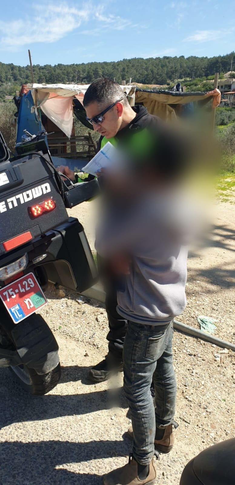 בן 11 מברטעה נתפס רוכב על קטנוע החשוד כגנוב