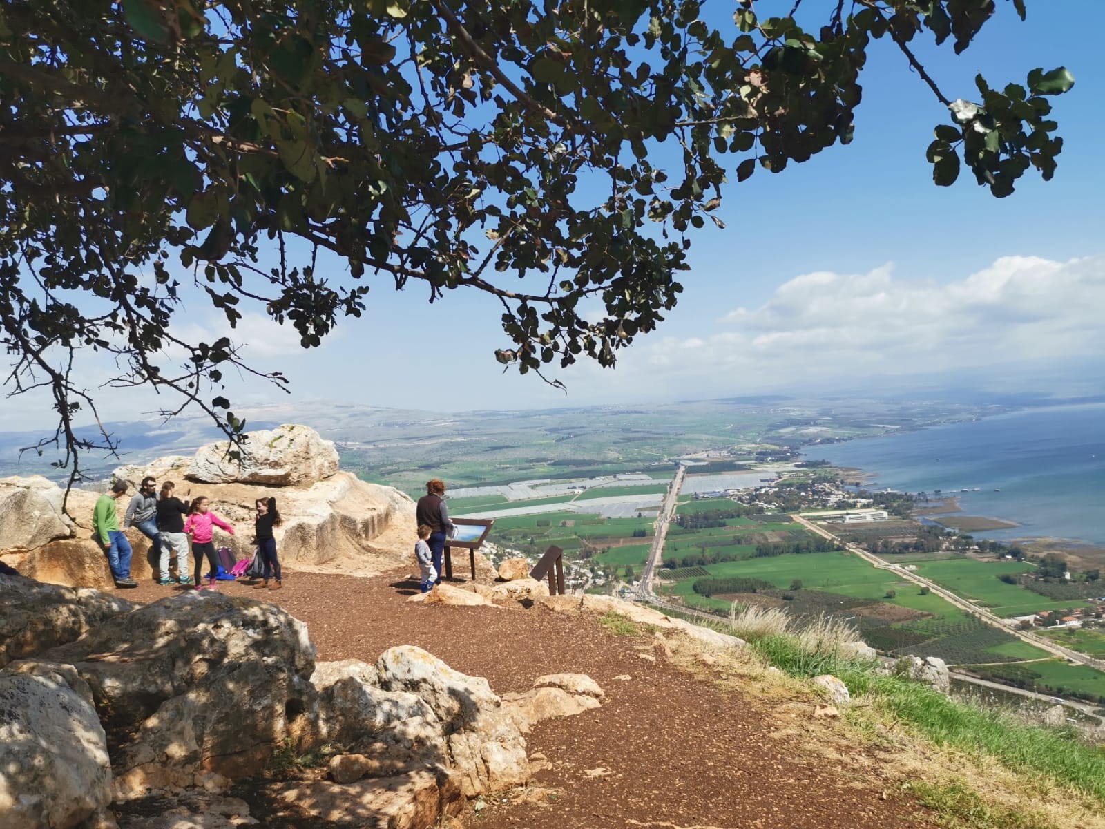 ימים חמים לצד גשמים