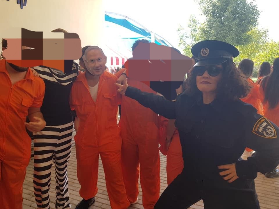 מנהלת תיכון ביצעה תנועת אקדח לראש תלמיד המחופש לנתניהו