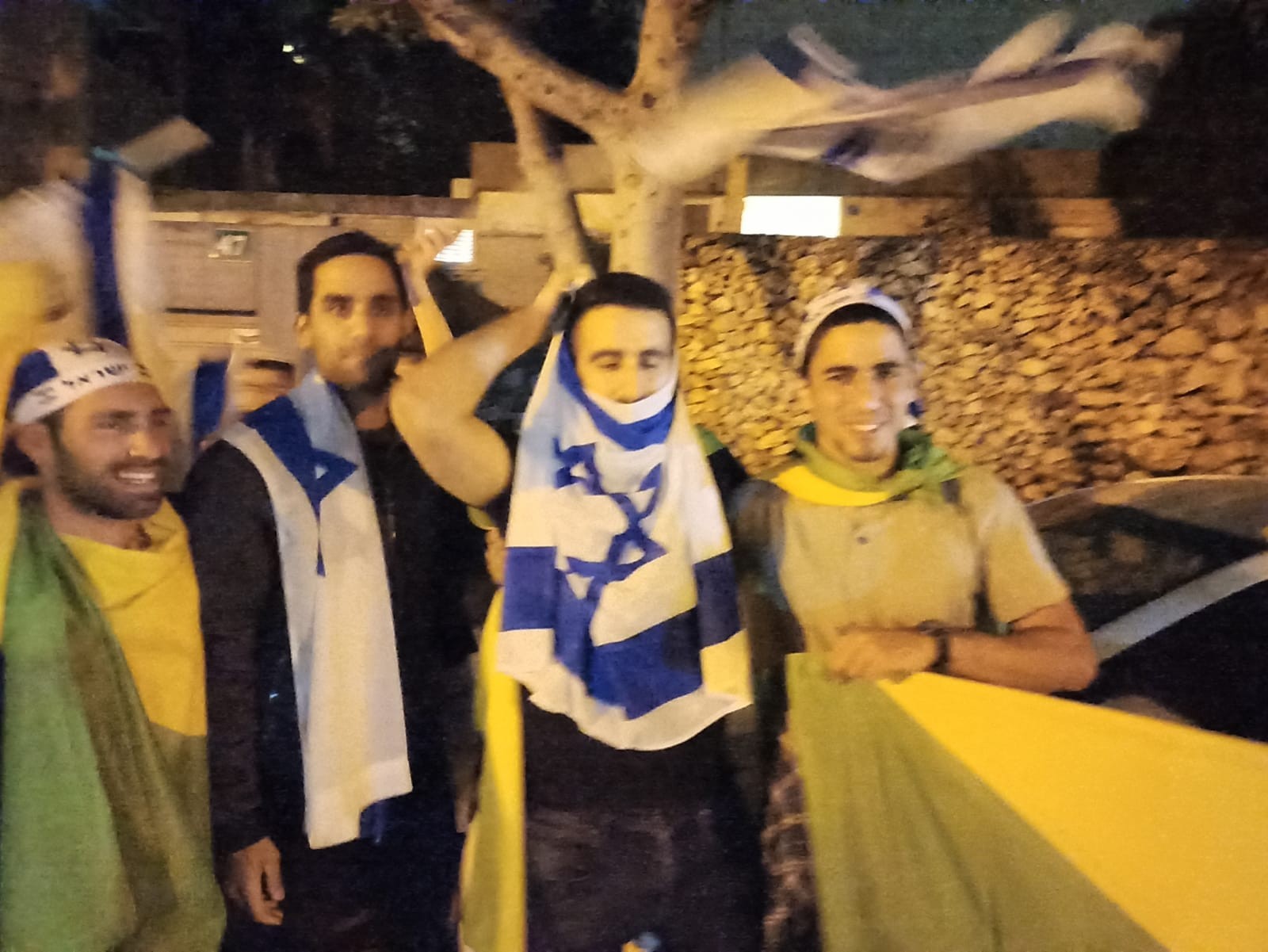 מפגינים מול ביתו של גבי אשכנזי: "גולנצ'יק אמיתי לא נותן יד לתומכי טרור!"