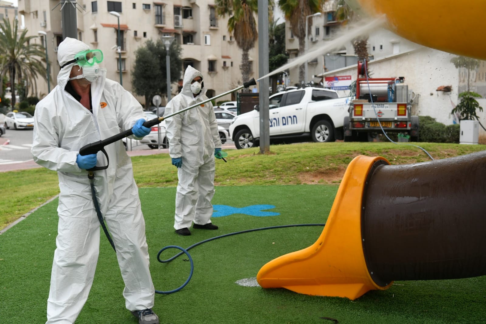 תיעוד: חיטוי המרחב הציבורי בראשון לציון בעקבות חולה קורונה בעיר