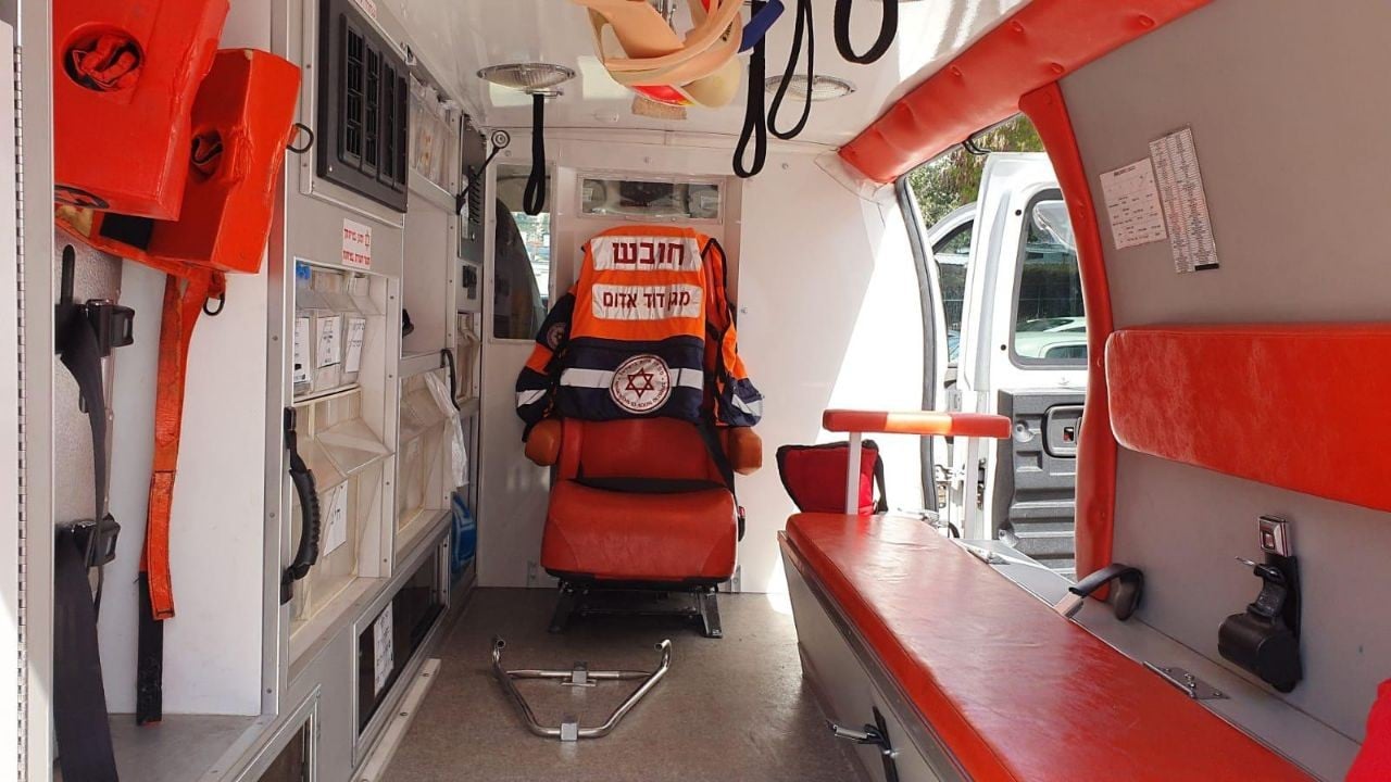 אמבולנס לחולי קורונה. צילום: דוברות מד"א