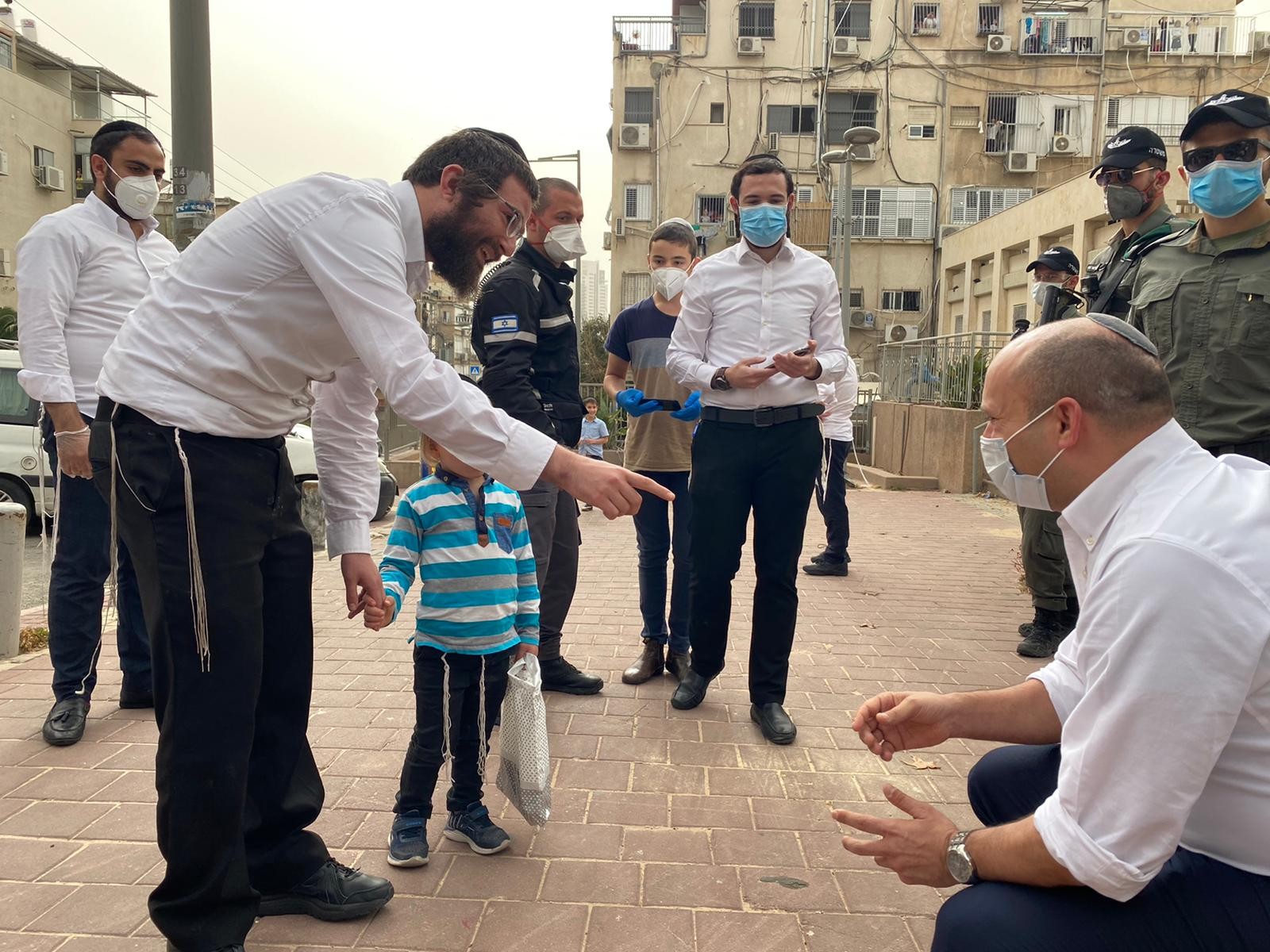 השר בנט ביקר בבני ברק: "ביחד נתגבר על הקורונה"
