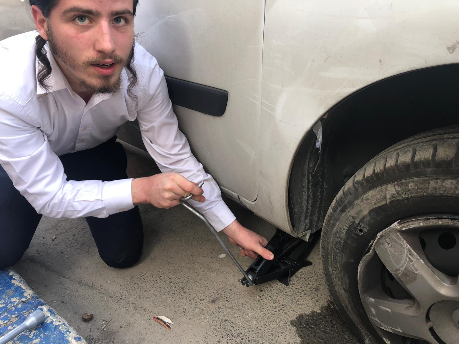 צוות ערוץ 20 נתקע בדרך לצילומים; מתנדבים חרדים לא חששו מהקורונה והגיעו מיד לעזור