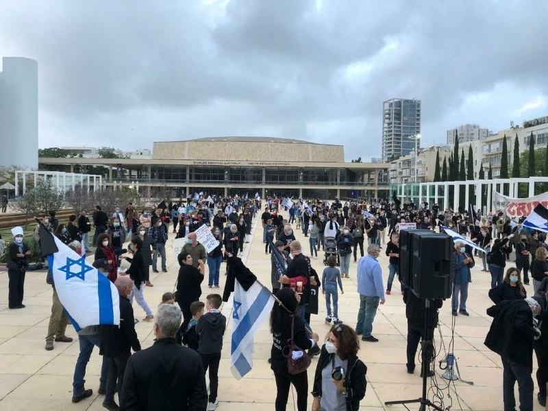סכנה: מאות בני אדם בהפגנת השמאל בכיכר הבימה