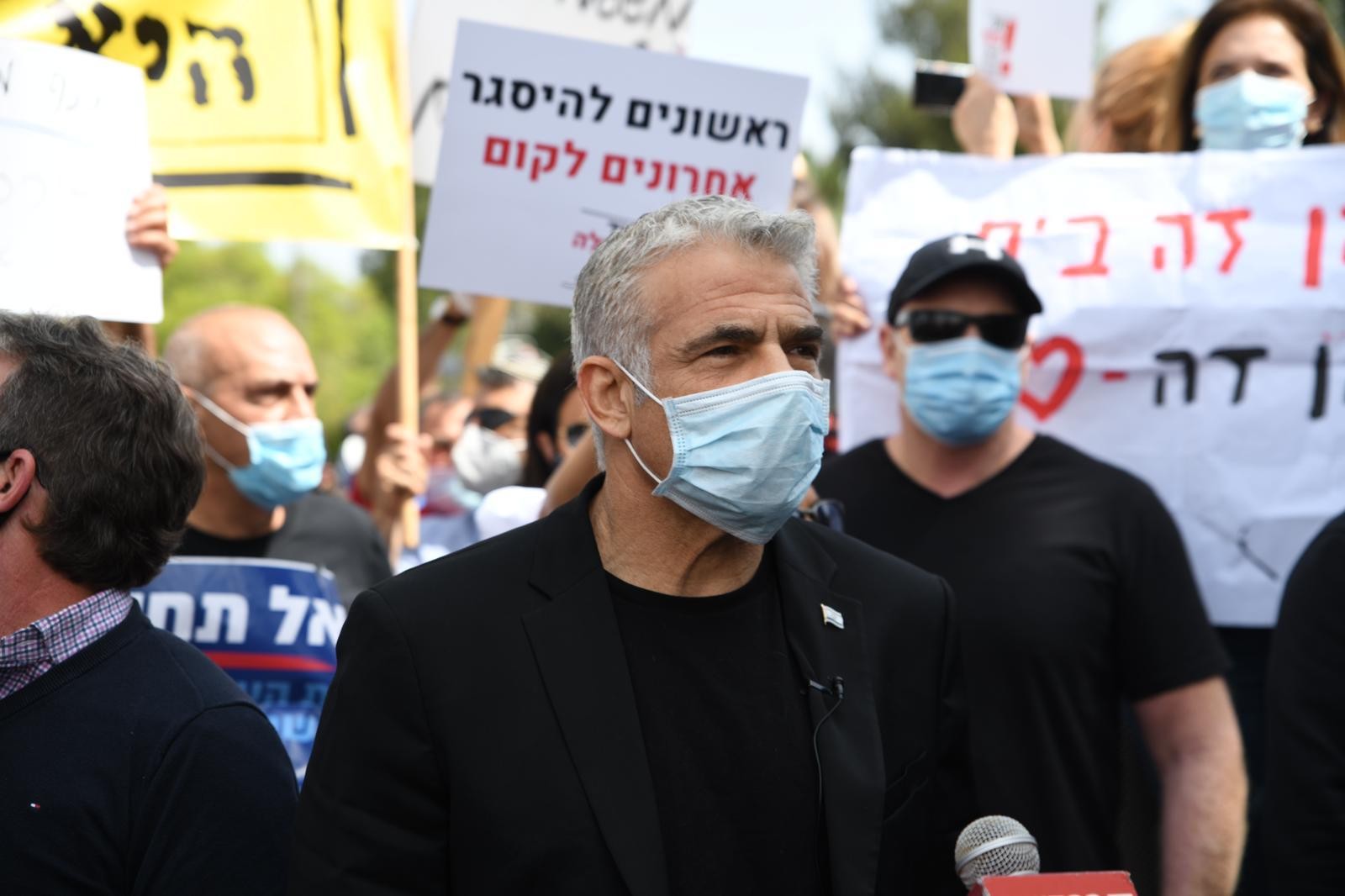 לפיד השתתף בהפגנה, וצייץ: "לא שמרו על ההנחיות, מוכן לקחת סיכון"