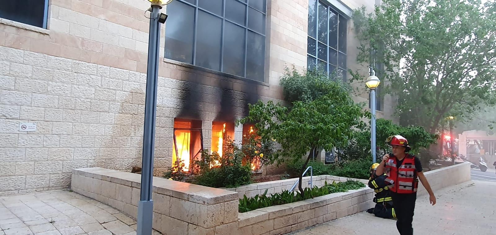 ערבי נעצר בחשד להצתת בניין העירייה בירושלים