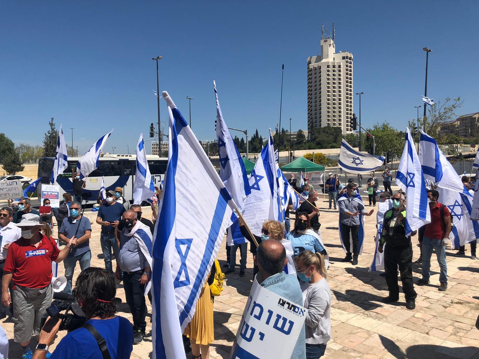 הפגנה מול בית המשפט העליון: "העם הוא הריבון"