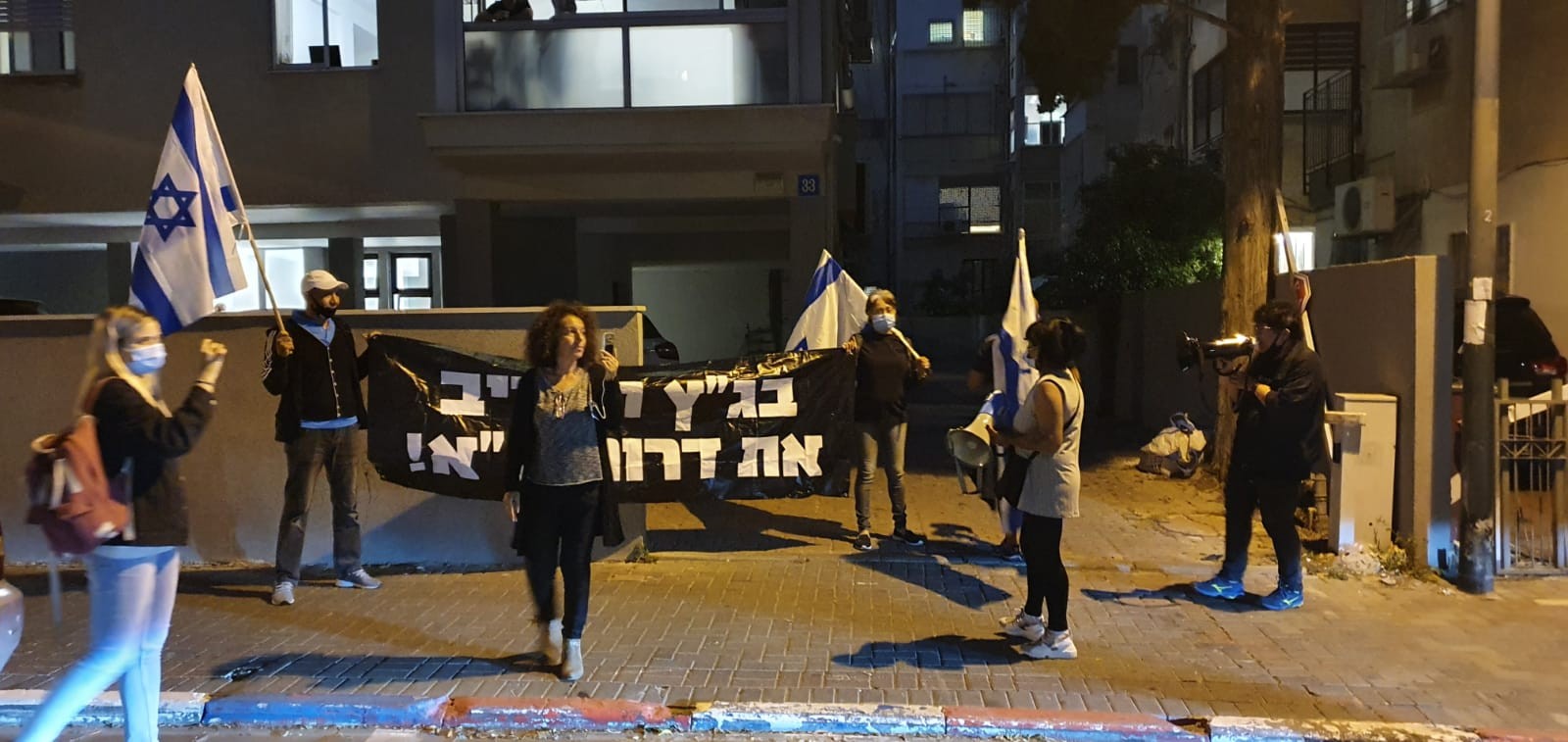 עשרות מפגיני ימין מול ביתו של אהרון ברק: "נשב לך על הוריד"