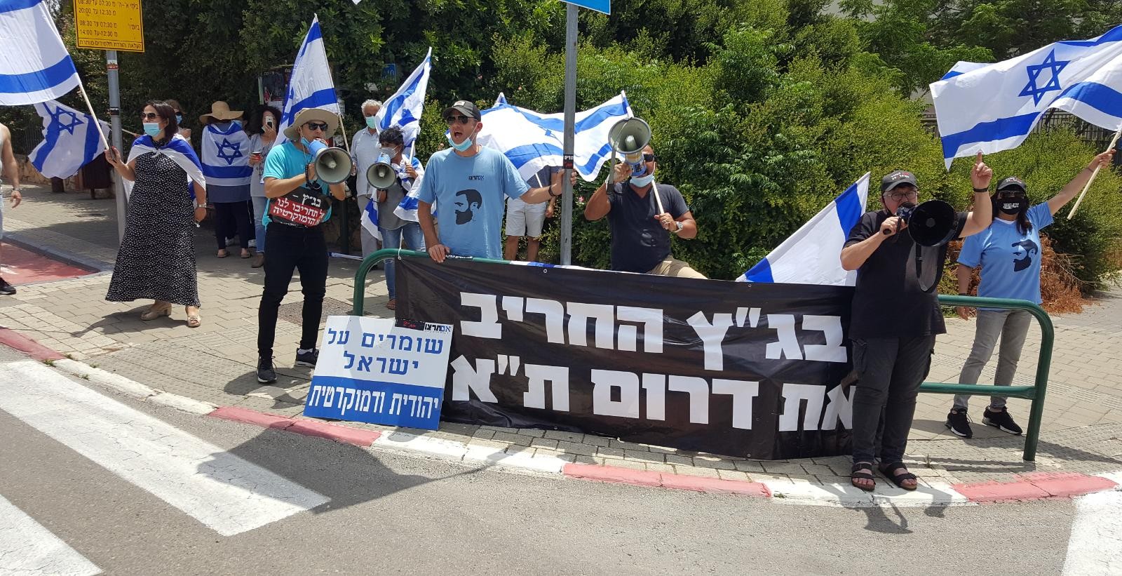 נמשכת משמרת המחאה מול אסתר חיות: "פה זה לא איראן"