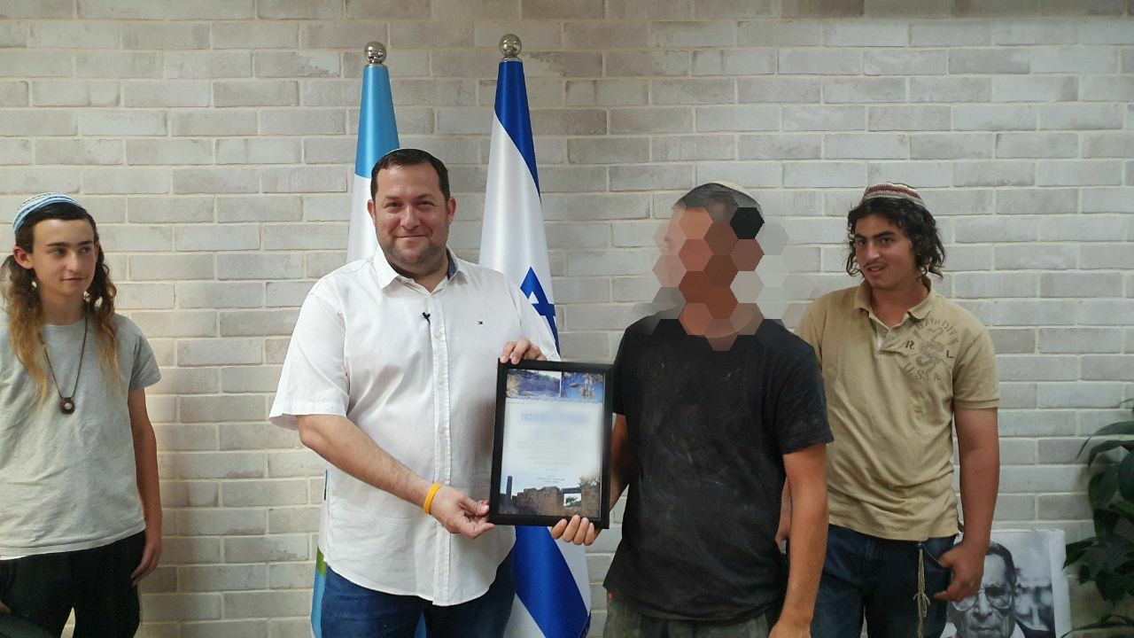 תעודת הוקרה ליורה במחבל ערבי בשומרון שהציל חיים