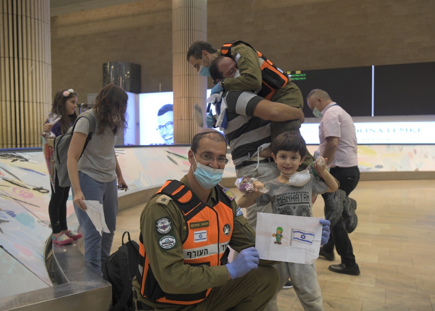 מרגש: העולים מארגנטינה פרצו בבכי במפגש עם חיילי צה"ל