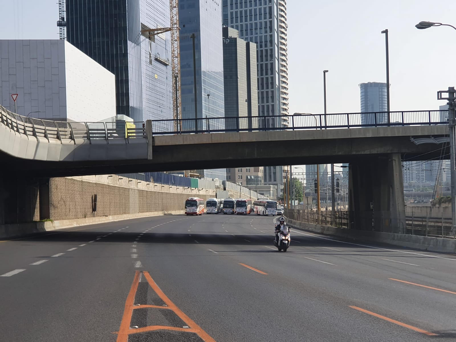 עשרות אוטובוסים חוסמים את איילון